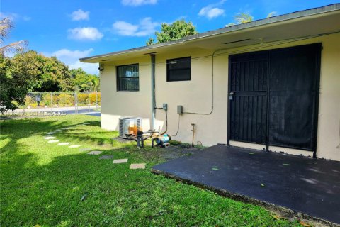 Casa en alquiler en Miami Shores, Florida, 2 dormitorios, 200.2 m2 № 2025536 - foto 16