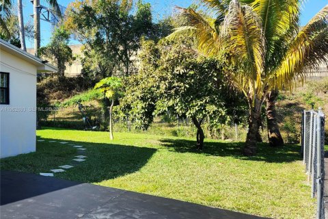 Casa en alquiler en Miami Shores, Florida, 2 dormitorios, 200.2 m2 № 2025536 - foto 7