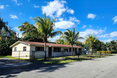 Casa en alquiler en Miami Shores, Florida, 2 dormitorios, 200.2 m2 № 2025536 - foto 2