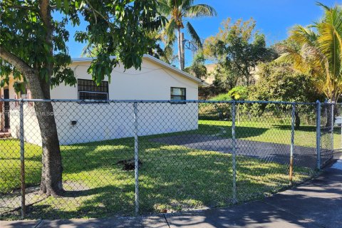 Casa en alquiler en Miami Shores, Florida, 2 dormitorios, 200.2 m2 № 2025536 - foto 9