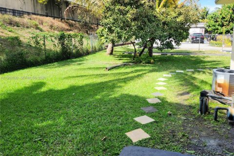 Casa en alquiler en Miami Shores, Florida, 2 dormitorios, 200.2 m2 № 2025536 - foto 15