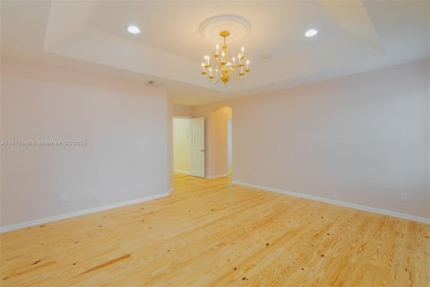 House in Lake Worth, Florida 5 bedrooms, 281.31 sq.m. № 1802651 - photo 24