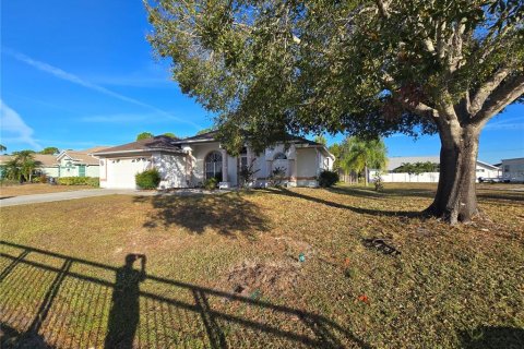 House in Port Charlotte, Florida 3 bedrooms, 187.94 sq.m. № 2102783