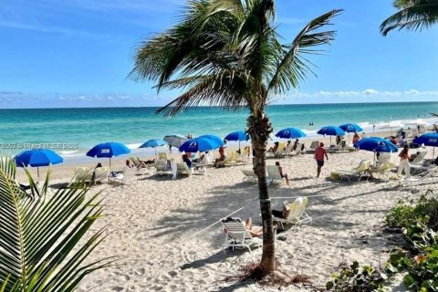 Condo in Hallandale Beach, Florida, 1 bedroom  № 2037038