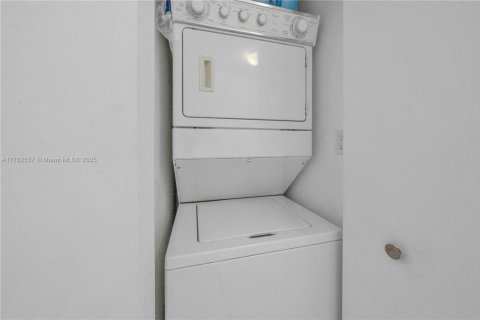 Condo in Miami, Florida, 1 bedroom  № 1741580 - photo 8