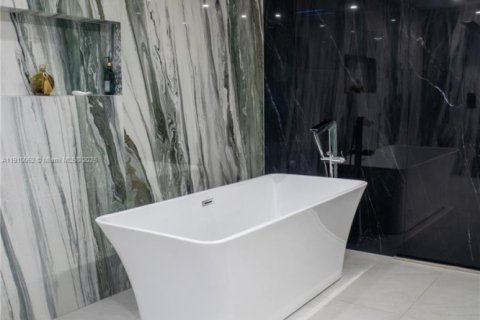 Casa en venta en Miami, Florida, 3 dormitorios, 138.98 m2 № 1965891 - foto 9