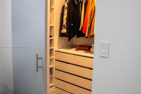 Casa en venta en Miami, Florida, 3 dormitorios, 138.98 m2 № 1965891 - foto 14