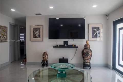 Casa en venta en Miami, Florida, 3 dormitorios, 138.98 m2 № 1965891 - foto 2