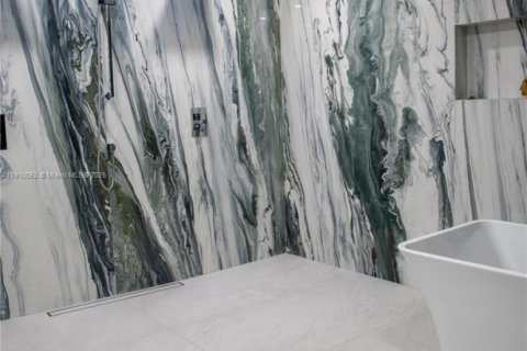 Casa en venta en Miami, Florida, 3 dormitorios, 138.98 m2 № 1965891 - foto 10