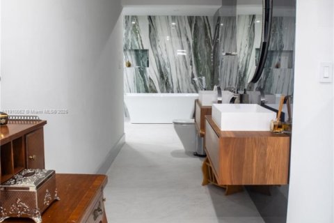 Casa en venta en Miami, Florida, 3 dormitorios, 138.98 m2 № 1965891 - foto 8