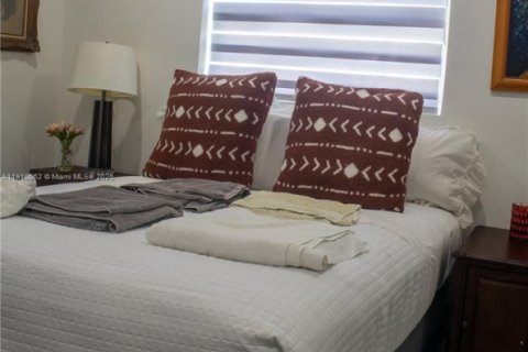 Casa en venta en Miami, Florida, 3 dormitorios, 138.98 m2 № 1965891 - foto 12