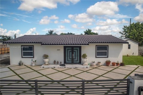 Casa en venta en Miami, Florida, 3 dormitorios, 138.98 m2 № 1965891 - foto 1