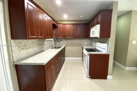 House in Miami Gardens, Florida 3 bedrooms, 80.27 sq.m. № 2030468 - photo 4