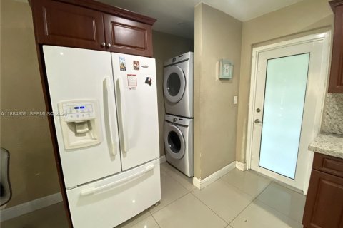 House in Miami Gardens, Florida 3 bedrooms, 80.27 sq.m. № 2030468 - photo 5