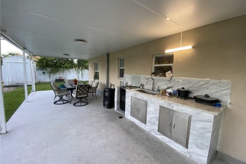 House in Miami Gardens, Florida 3 bedrooms, 80.27 sq.m. № 2030468 - photo 15