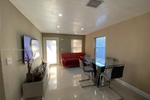 House in Miami Gardens, Florida 3 bedrooms, 80.27 sq.m. № 2030468 - photo 3