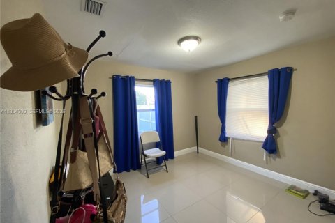 House in Miami Gardens, Florida 3 bedrooms, 80.27 sq.m. № 2030468 - photo 10