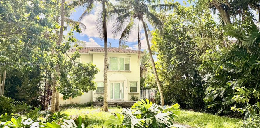 House in El Portal, Florida 4 bedrooms, 168.52 sq.m. № 2075024