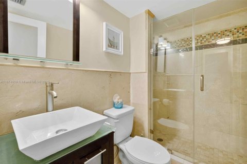 Condo in Miami Beach, Florida, 1 bedroom  № 2014255 - photo 10