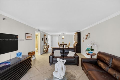 Condo in Miami Beach, Florida, 1 bedroom  № 2014255 - photo 5