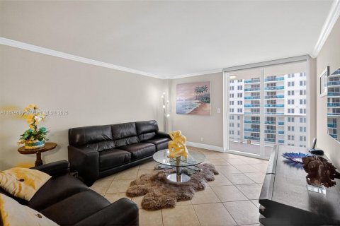 Condo in Miami Beach, Florida, 1 bedroom  № 2014255 - photo 3