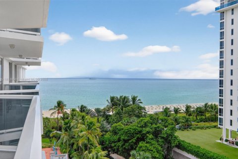 Condo in Miami Beach, Florida, 1 bedroom  № 2014255 - photo 2