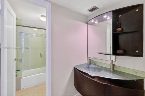 Condo in Miami Beach, Florida, 1 bedroom  № 2014255 - photo 13