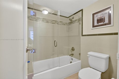 Condo in Miami Beach, Florida, 1 bedroom  № 2014255 - photo 15