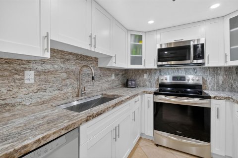 Condo in Miami Beach, Florida, 1 bedroom  № 2014255 - photo 7
