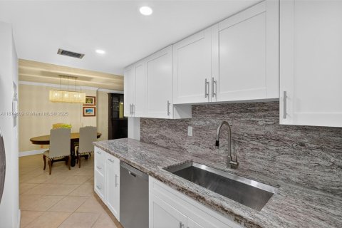 Condo in Miami Beach, Florida, 1 bedroom  № 2014255 - photo 6