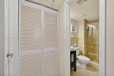 Condo in Miami Beach, Florida, 1 bedroom  № 2014255 - photo 9