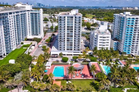 Condo in Miami Beach, Florida, 1 bedroom  № 2014255 - photo 19