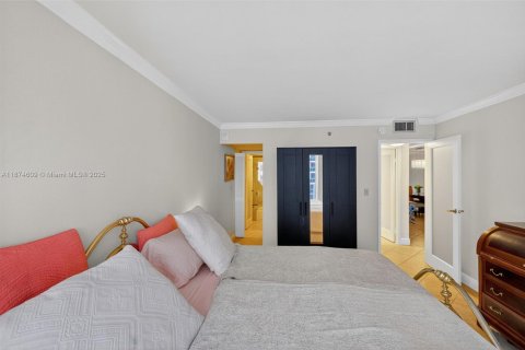Condo in Miami Beach, Florida, 1 bedroom  № 2014255 - photo 11