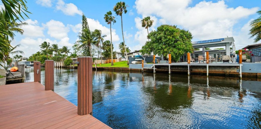 House in Fort Lauderdale, Florida 2 bedrooms, 86.96 sq.m. № 2177848
