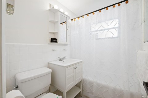 House in Fort Lauderdale, Florida 2 bedrooms, 86.96 sq.m. № 2177848 - photo 24