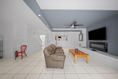 Touwnhouse à vendre à Miami, Floride: 3 chambres, 152.73 m2 № 1945612 - photo 18