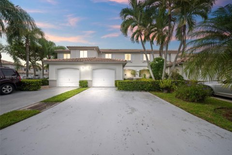 Touwnhouse à vendre à Miami, Floride: 3 chambres, 152.73 m2 № 1945612 - photo 1