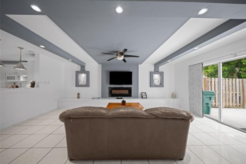 Touwnhouse à vendre à Miami, Floride: 3 chambres, 152.73 m2 № 1945612 - photo 6