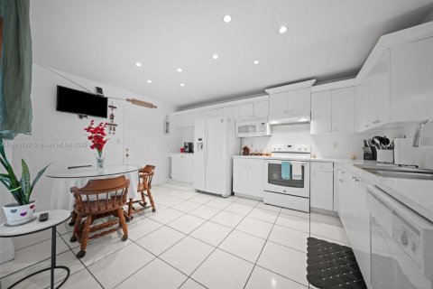 Touwnhouse à vendre à Miami, Floride: 3 chambres, 152.73 m2 № 1945612 - photo 8