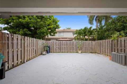 Touwnhouse à vendre à Miami, Floride: 3 chambres, 152.73 m2 № 1945612 - photo 11