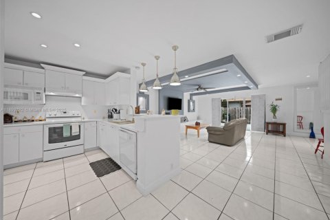 Touwnhouse à vendre à Miami, Floride: 3 chambres, 152.73 m2 № 1945612 - photo 24