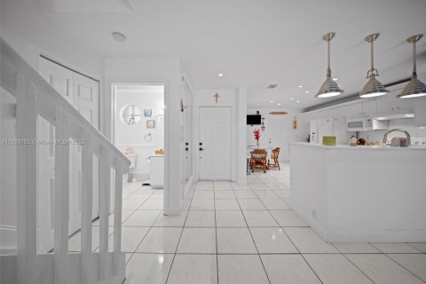 Touwnhouse à vendre à Miami, Floride: 3 chambres, 152.73 m2 № 1945612 - photo 7