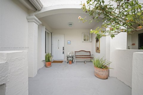 Touwnhouse à vendre à Miami, Floride: 3 chambres, 152.73 m2 № 1945612 - photo 2