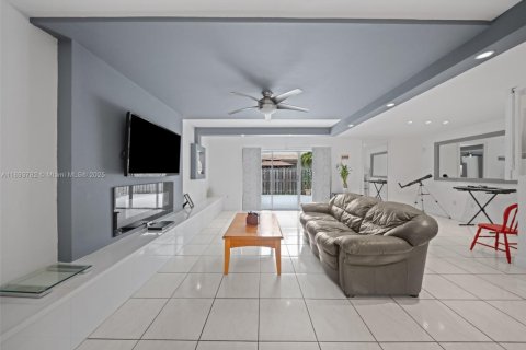 Touwnhouse à vendre à Miami, Floride: 3 chambres, 152.73 m2 № 1945612 - photo 3