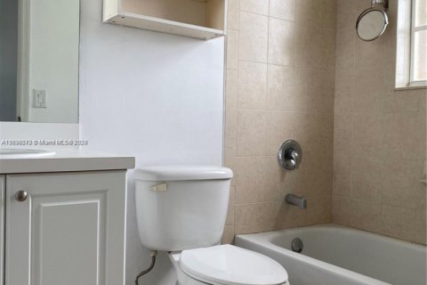 Condo in Cutler Bay, Florida, 2 bedrooms  № 1710359 - photo 12
