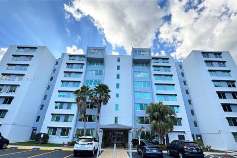 Condo in Miami, Florida, 3 bedrooms  № 1963436 - photo 1