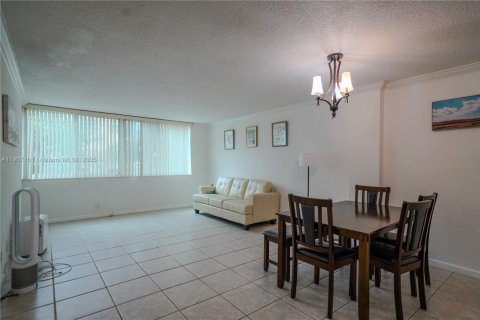 Condo in Miami, Florida, 3 bedrooms  № 1963436 - photo 4