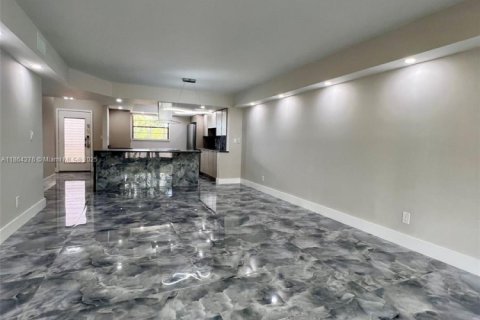 Condo in Tamarac, Florida, 2 bedrooms  № 1891911 - photo 29
