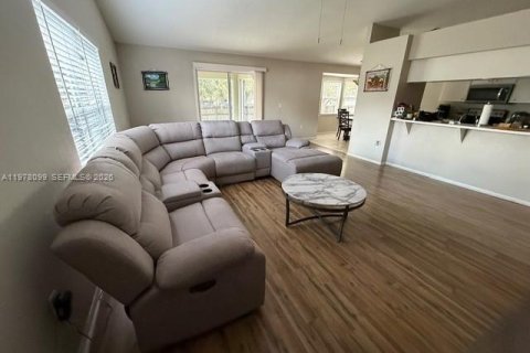 House in Winter Haven, Florida 3 bedrooms, 132.48 sq.m. № 2044263 - photo 2