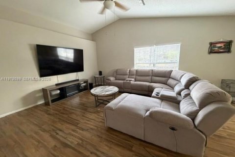 House in Winter Haven, Florida 3 bedrooms, 132.48 sq.m. № 2044263 - photo 3